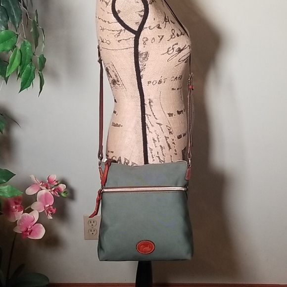 Dooney & Bourke Handbags - Dooney &Bourke Crossbody Bag